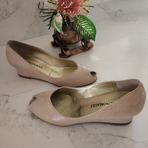 Bruno Magli Tan Sz 7 1/2 B Peep Toe Low Heel Wedge Slip-On Shoes GUC